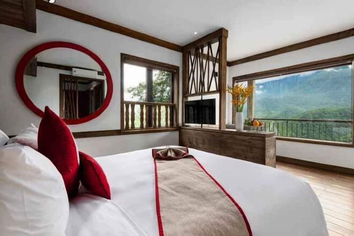Minibar, caja de seguridad en la habitación, escritorio y ropa de cama 