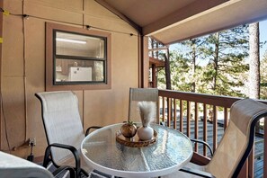 Outdoor dining - Ruidoso NM 4/3.5 Mountain Retreat w/ Game Room/Pool Table, and Close to Golf/Ski (Ruidoso)