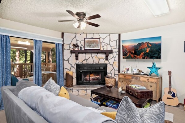 Smart TV, fireplace, stereo