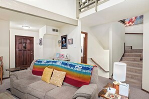 Smart TV, fireplace, stereo - Ruidoso NM 4/3.5 Mountain Retreat w/ Game Room/Pool Table, and Close to Golf/Ski (Ruidoso)