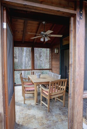 Outdoor dining - River Access (Quincy)