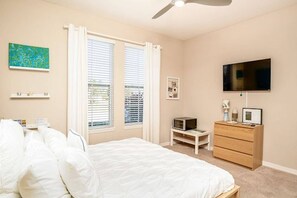 4 bedrooms, iron/ironing board, free WiFi, bed sheets - Dreamy 4-bedroom 3.5-bathroom townhome w/ private pool | Sleeps 8 | Gated Community | Resort Living (Davenport)