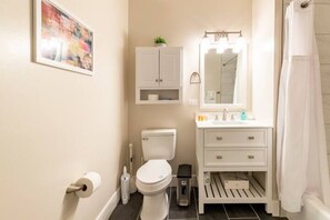 Kombination af bruser/badekar, hårtørrer, håndklæder, Sæbe