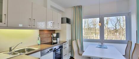 Kühlschrank, Mikrowelle, Ofen, Geschirrspüler