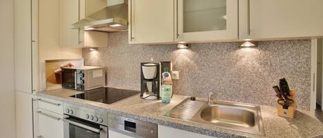 Mikrobølgeovn, ovn, opvaskemaskine, kaffe-/temaskine