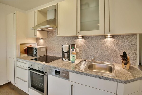 Mikrobølgeovn, ovn, opvaskemaskine, kaffe-/temaskine