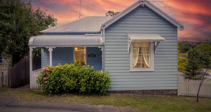 Pet-Friendly Blue Mountains Cottage with Indoor Fireplace