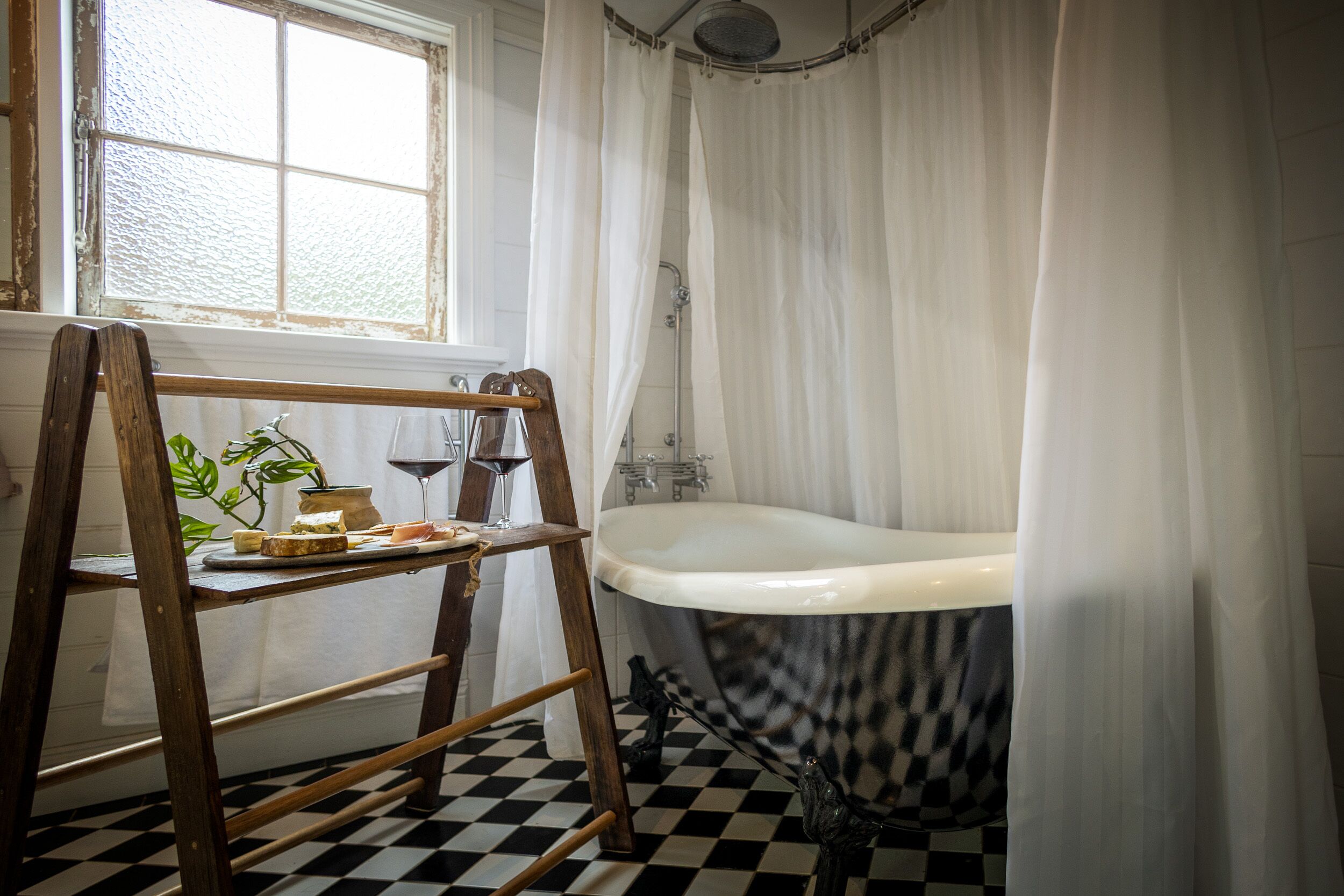 Ducha y bañera combinadas, secador de pelo, toallas y jabón