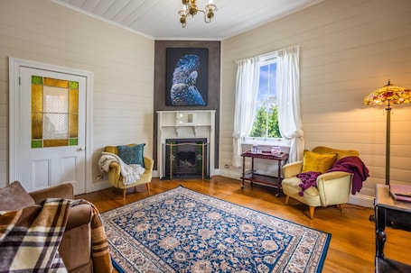 TV, fireplace, books. Pet-Friendly Blue Mountains Cottage with Indoor Fireplace