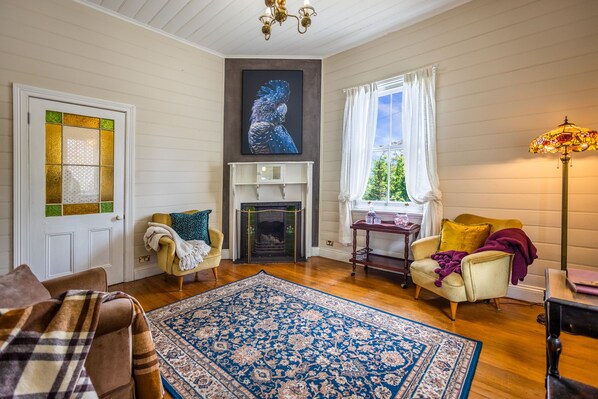TV, fireplace, books - Pet-Friendly Blue Mountains Cottage with Indoor Fireplace (Mount Victoria)