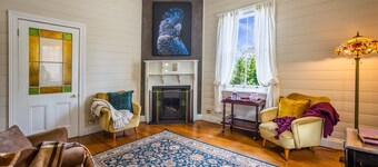 Pet-Friendly Blue Mountains Cottage with Indoor Fireplace