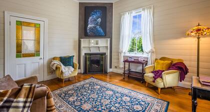 Pet-Friendly Blue Mountains Cottage with Indoor Fireplace