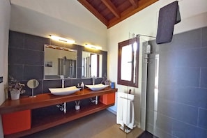 Dusche, Haartrockner, Handtücher