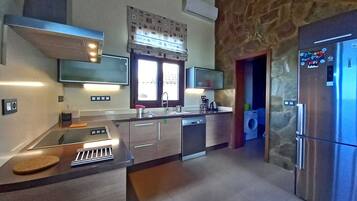 Een koelkast, een magnetron, een oven, een vaatwasser