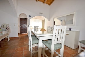 Dining - Villa in Almancil with Pool and Golf Green (Almancil)
