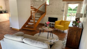 TV connectée, lecteur de DVD, table de tennis de table