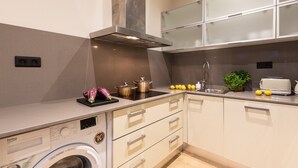 Una cocina funcional con lavadora, estufa y lavaplatos.