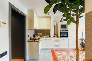 Kühlschrank, Mikrowelle, Ofen, Herdplatte