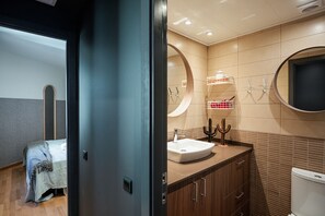 Douche, sèche-cheveux, serviettes fournies, papier toilette
