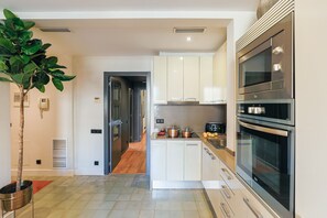 Kjøleskap, mikrobølgeovn, ovn og kokeplater