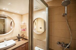 Dusche, Haartrockner, Handtücher, Toilettenpapier