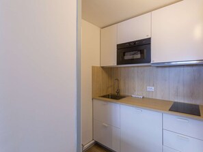 Frigorifero, microonde, piano cottura, macchina per tè/caffè