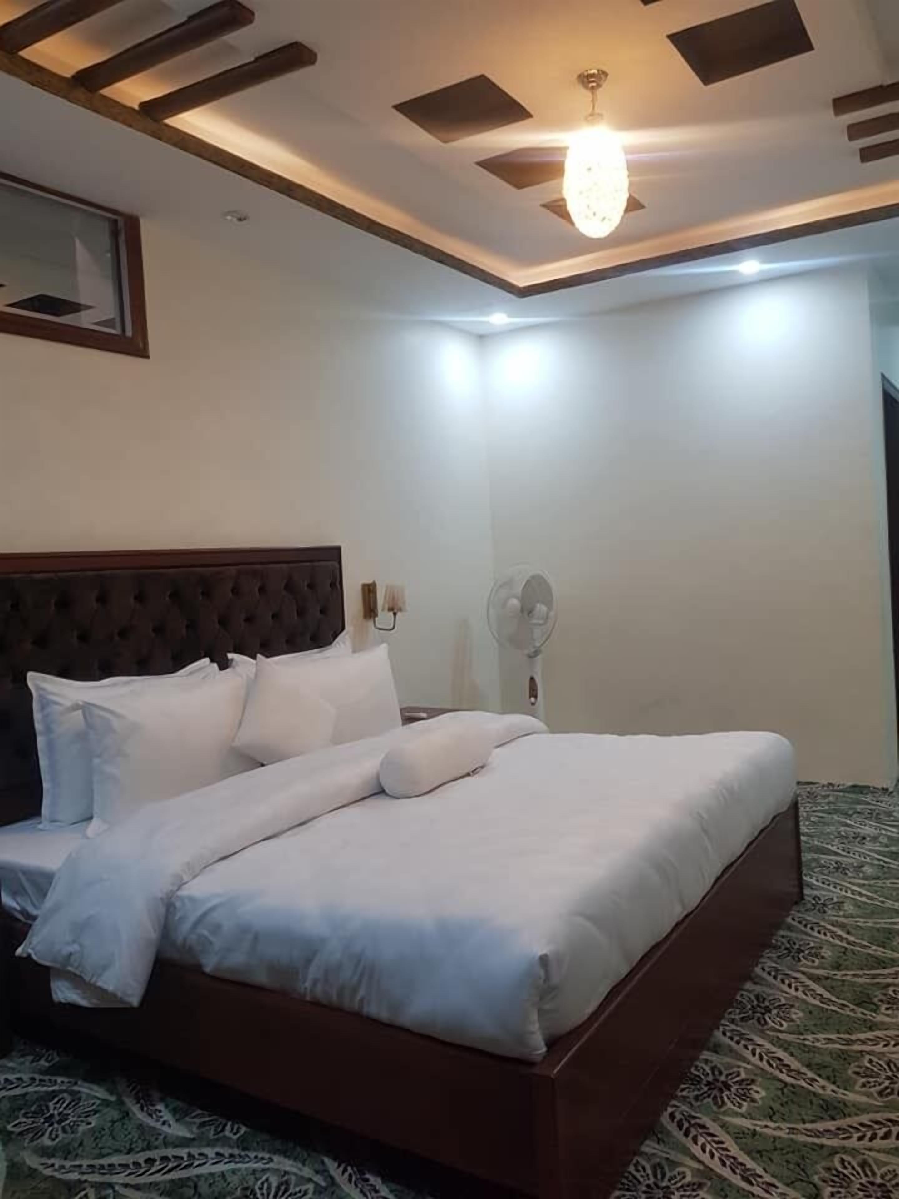 Deluxe Double Room | Iron/ironing board, free WiFi