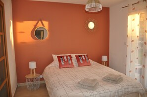 3 dormitorios, escritorio, tabla de planchar con plancha y cuna de viaje