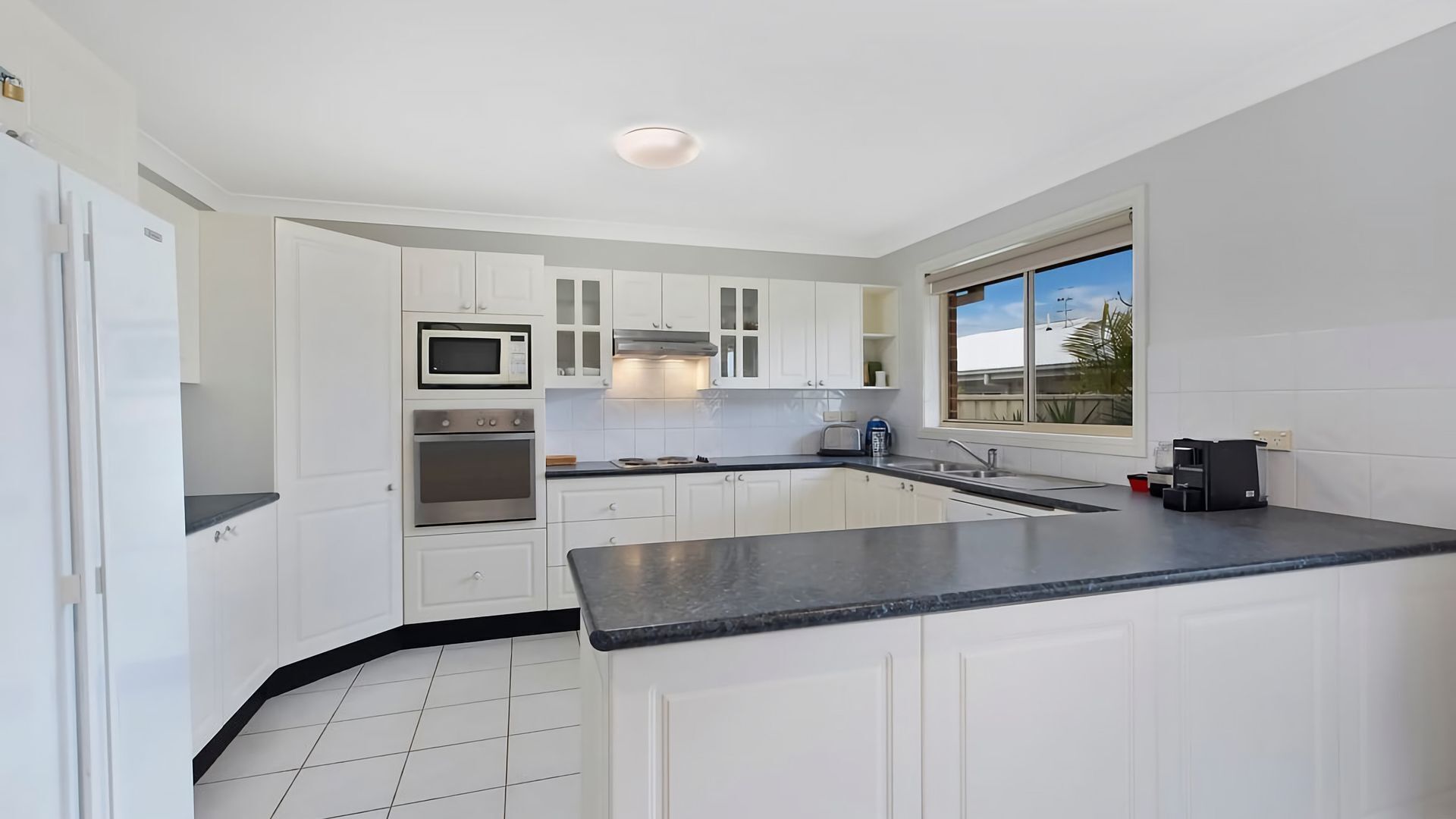 Frigorífico, horno, lavavajillas y cafetera o tetera