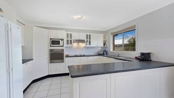 Frigorífico, horno, lavavajillas y cafetera o tetera