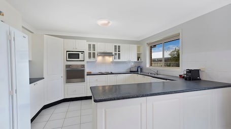Fridge, microwave, oven, stovetop. Bonnieview House - 3 bedroom family home