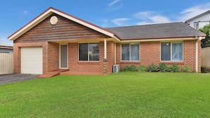 Exterior - Bonnieview House - 3 bedroom family home (Shelly Beach)