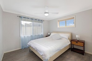 3 chambres, fer et planche à repasser, Wi-Fi, draps fournis