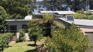 Un quartier résidentiel avec des maisons, une antenne parabolique et un panneau solaire.