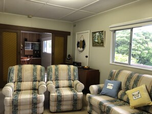 TV, fireplace, books - “Caught Up At Bemm” Holiday Accommodation perfect for fishing clubs and families (Bemm River)