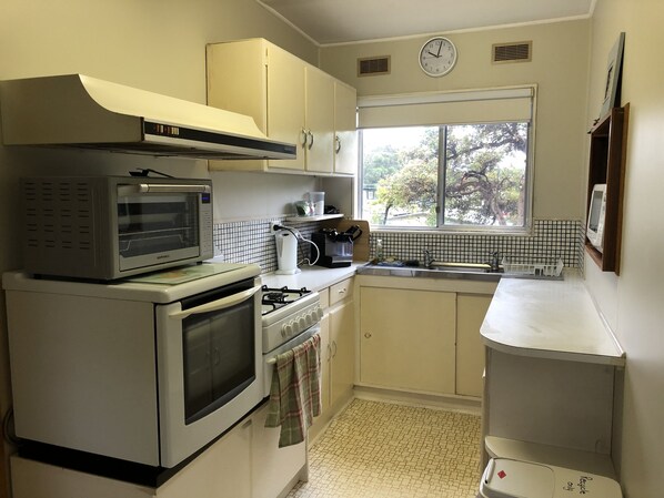 Fridge, microwave, oven, coffee/tea maker