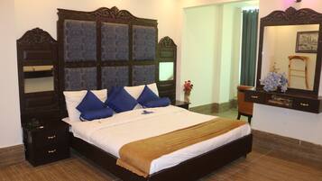 Deluxe Double Room | Iron/ironing board, free WiFi, bed sheets