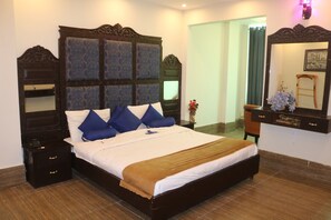 Deluxe Double Room | Iron/ironing board, free WiFi, bed sheets