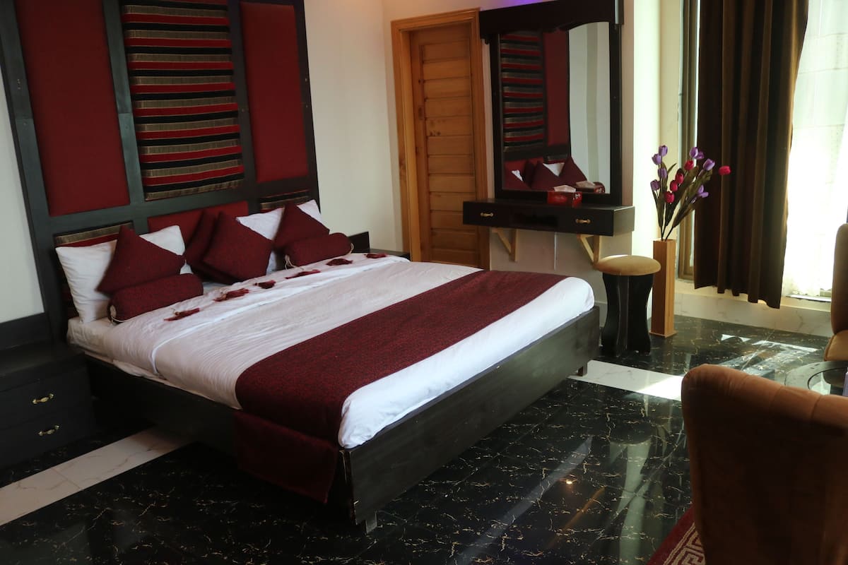 Deluxe Double Room | Iron/ironing board, free WiFi, bed sheets