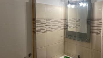 Douche, serviettes fournies, savon, papier toilette