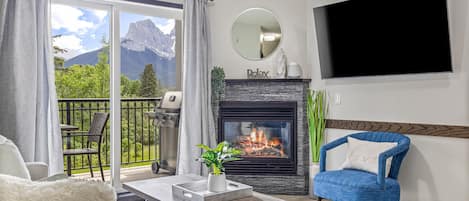 Una Smart TV, una chimenea, videojuegos