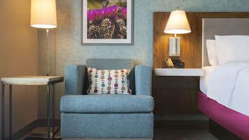 Habitación, 1 cama King size, refrigerador y microondas | Área de sala de estar | Smart TV de 55 pulgadas con canales por cable