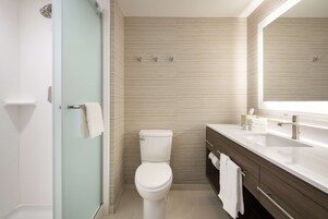 Habitación, 2 camas de matrimonio, frigorífico y microondas | Ducha del cuarto de baño