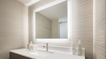 Amenidades de baño gratuitas, secadora de cabello, toallas