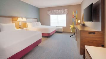 Habitación, 2 camas Queen size, refrigerador y microondas | Caja de seguridad en la habitación y escritorio