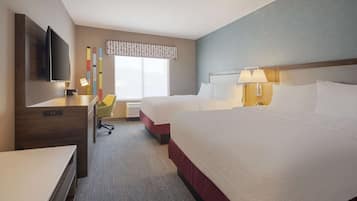 Kamar, 2 Tempat Tidur Queen, lemari es & microwave | Brankas, meja kerja, setrika/meja setrika, dan seprai linen