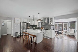 ثلاجة، ميكروويف، فرن، موقد طهي مسطح