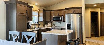 Cozy 4King bed+3Bath near Downtown&Airport open concept Scenic backyard view