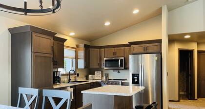 Cozy 4King bed+3Bath near Downtown&Airport open concept Scenic backyard view
