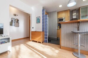 Jääkaappi, mikroaaltouuni, liesi, astianpesukone